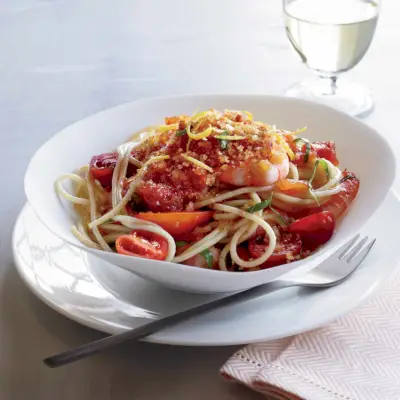 Spaghettini mit Garnelen, Tomaten und Chilibröseln