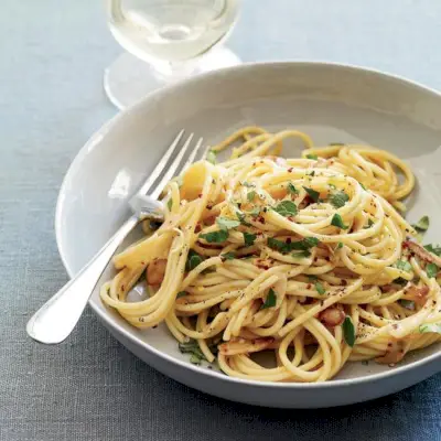 Spaghetti mit Sardellen-Carbonara