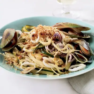 Engelshaarnudeln mit Tintenfisch, Muscheln und Zucchini