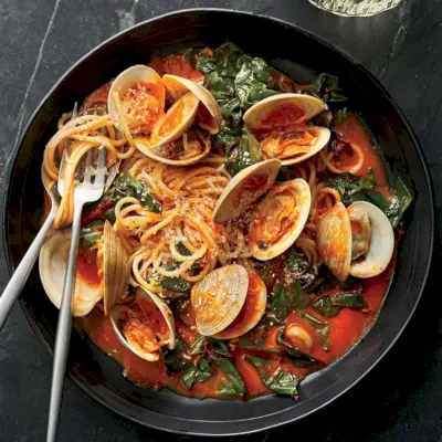 Spaghetti mit Muscheln und geschmortem Gemüse