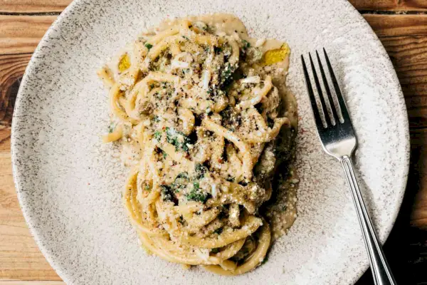Rezept für Sommerkrabben-Carbonara mit Zitronen und Kapern