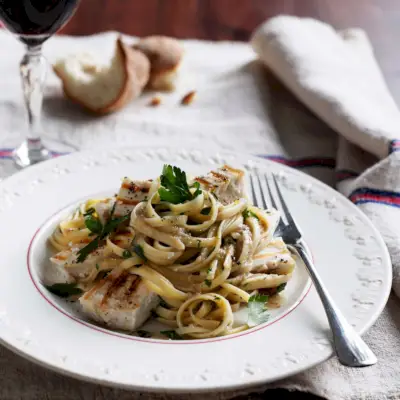 Linguine Piccole mit gegrilltem Schwertfisch und Petersilien-Sardellensauce
