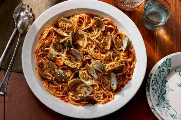 Spaghetti mit Muscheln und scharfer NOLA-Wurst