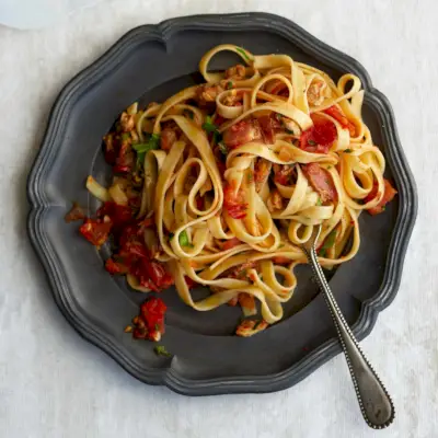 Linguine mit Muscheln, Speck und Tomate