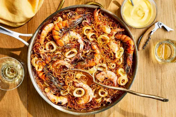 Tintenfisch und Garnelen-Fideua mit Allioli