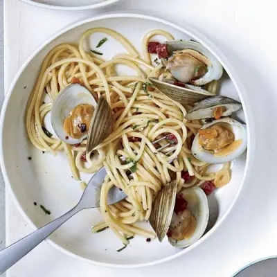 Würzige Tonnarelli mit Muscheln. Foto © John Kernick