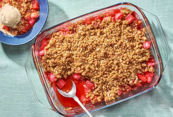Receita crocante de morango e ruibarbo à moda antiga