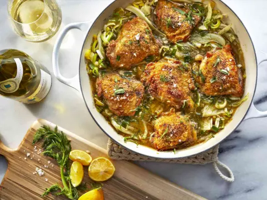 Coxas de frango refogadas em caldo com erva-doce e pernod