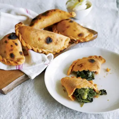 Empanadas de espinafre e ervilha verde