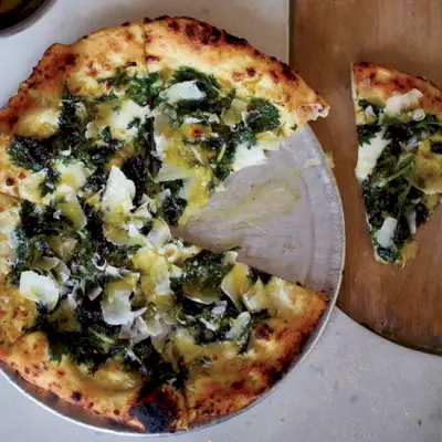 Pizza com Creme de Alho e Urtiga