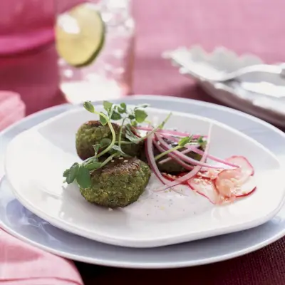 Falafel de ervilha com rabanete e iogurte com menta
