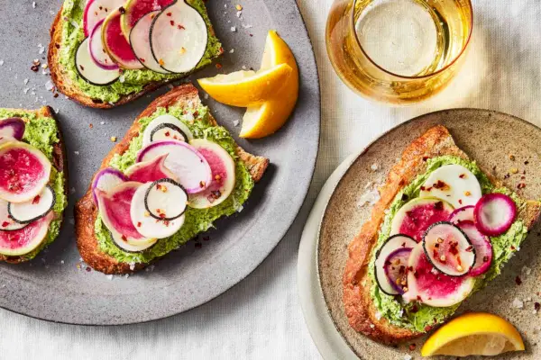 Tartines de Rabanete com Manteiga Verde