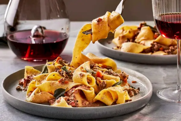 Pasta mit weißer Bolognese-Sauce