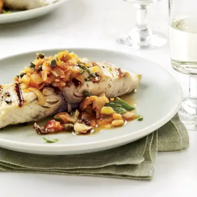 Gegrillter Fisch mit Artischocken-Caponata
