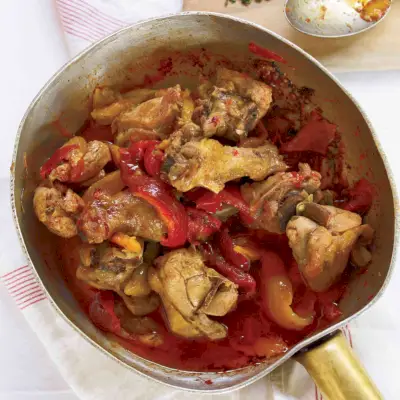 Geschmortes Hähnchen nach römischer Art mit gerösteten Paprika