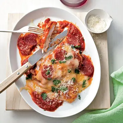 Hühnchen-Parmesan mit Peperoni.