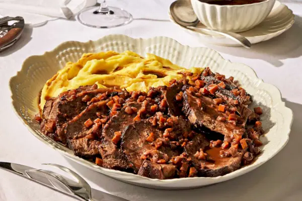 Piemontesischer Fassona-Stracotto (geschmortes Rindfleisch aus dem Piemont)