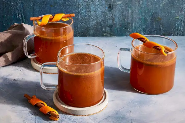 Cidra picante com manteiga quente e especiarias
