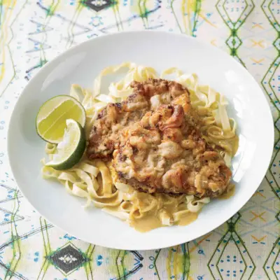 Bistecca di pollo fritta con salsa al curry agli occhi rossi