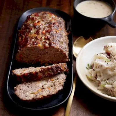 Polpettone di carne con sugo cremoso di cipolle