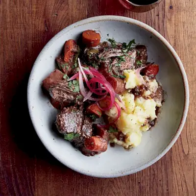 Arrosto brasato al Pinot Nero con verdure a radice