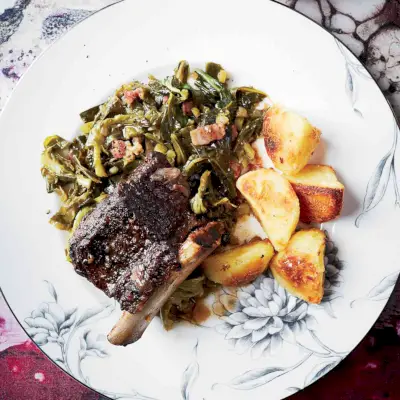 Costolette brasate con cavolo riccio al miso