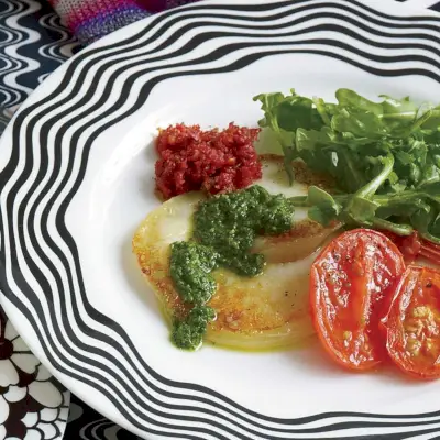 Scamorza in padella con insalata di rucola e due pesti