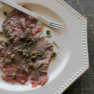 Carpaccio di Manzo con Capperi Croccanti e Rosmarino
