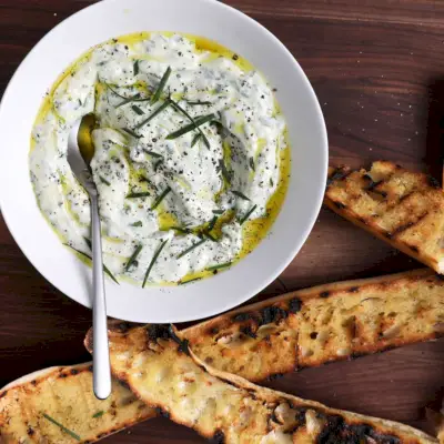 Ricotta alle erbe con pane grigliato