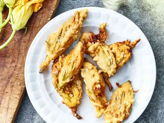 Fiori di zucca fritti con prosciutto e mozzarella