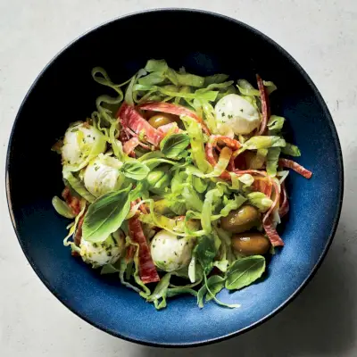 Insalata di antipasti con bocconcini e tapenade di olive verdi
