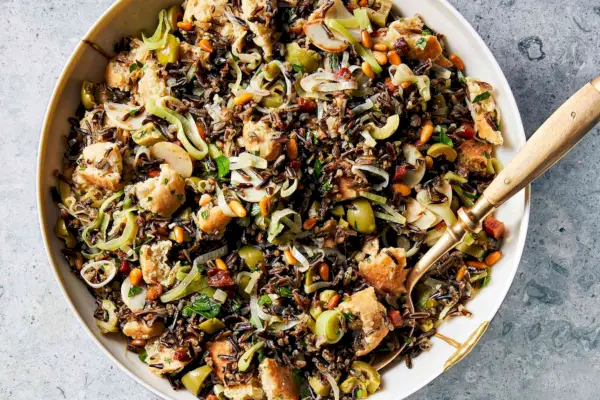 Salade de riz sauvage avec croûtons ciabatta