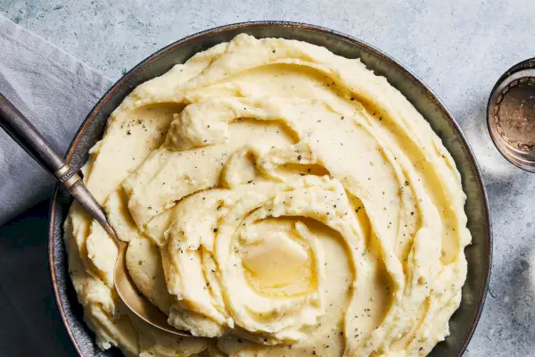 Purée de pommes de terre à l'ail et aux fines herbes