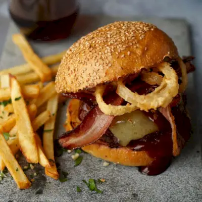 Cheyenne Burgers s cibuľovými krúžkami
