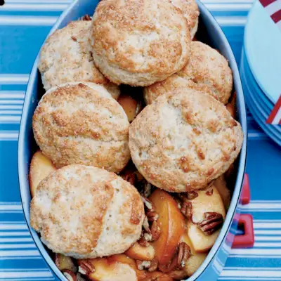 Cmarovo-biscuitový broskyňový švec