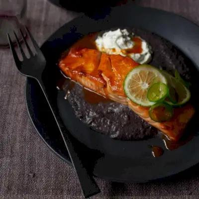 Losos glazovaný ancho-and-honey s omáčkou z čiernej fazule a Jalapeño Crema