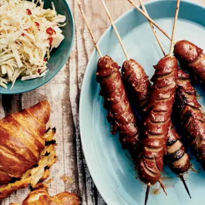 Kreuzschraffur-Hotdogs auf gegrillten Croissants
