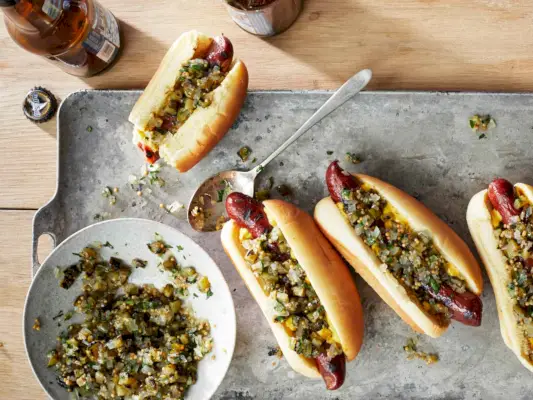 Hot Dogs mit gegrilltem Gurkenrelish