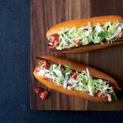 BLT Hot Dogs mit Kümmel-Remoulade
