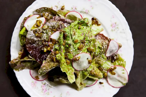 Salada de alho em conserva e rabanete com molho verde da deusa