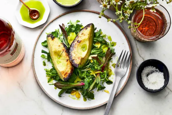 Salada de abacate carbonizada com receita de coentro e maionese