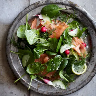 Salada de espinafre e salmão defumado com molho de endro e limão