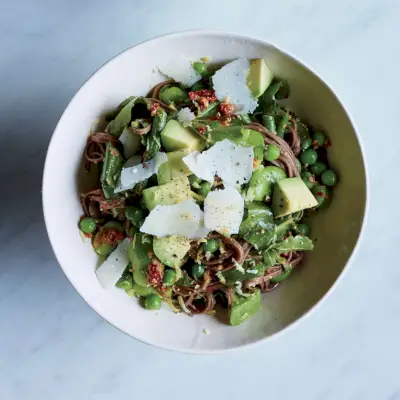 Salada de macarrão de trigo sarraceno primavera