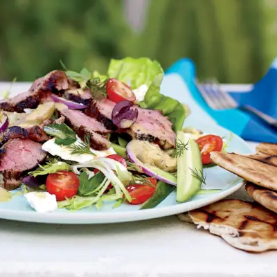Salada Quente de Cordeiro com Ervas Frescas, Feta e Alcachofras