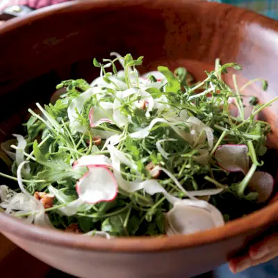 Salada de Broto de Ervilha e Rúcula com Receita de Rabanetes e Avelãs