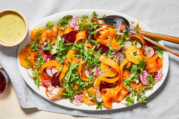 Salada de beterraba raspada e cenoura com molho de cebolinha cítrica