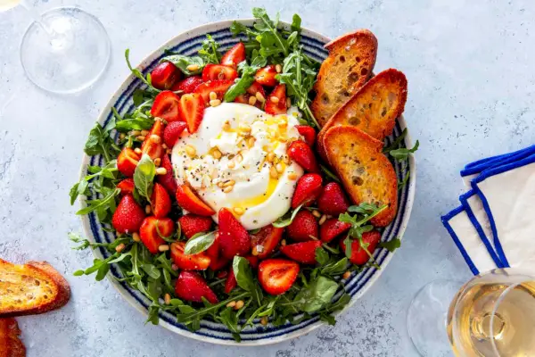 Salada de Burrata de Morango