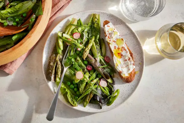 Salada de gemas primaveris com ervas macias e torradas Labneh