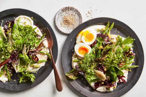 Salada de espargos e cebolinha com ovos de sete minutos
