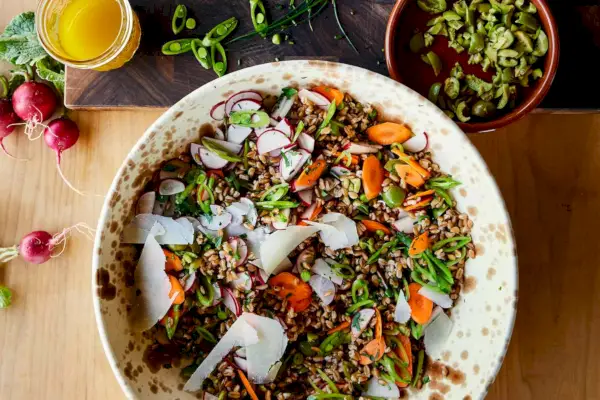 Salada Farro com Receita de Rabanetes, Ervilhas, Azeitonas e Pecorino